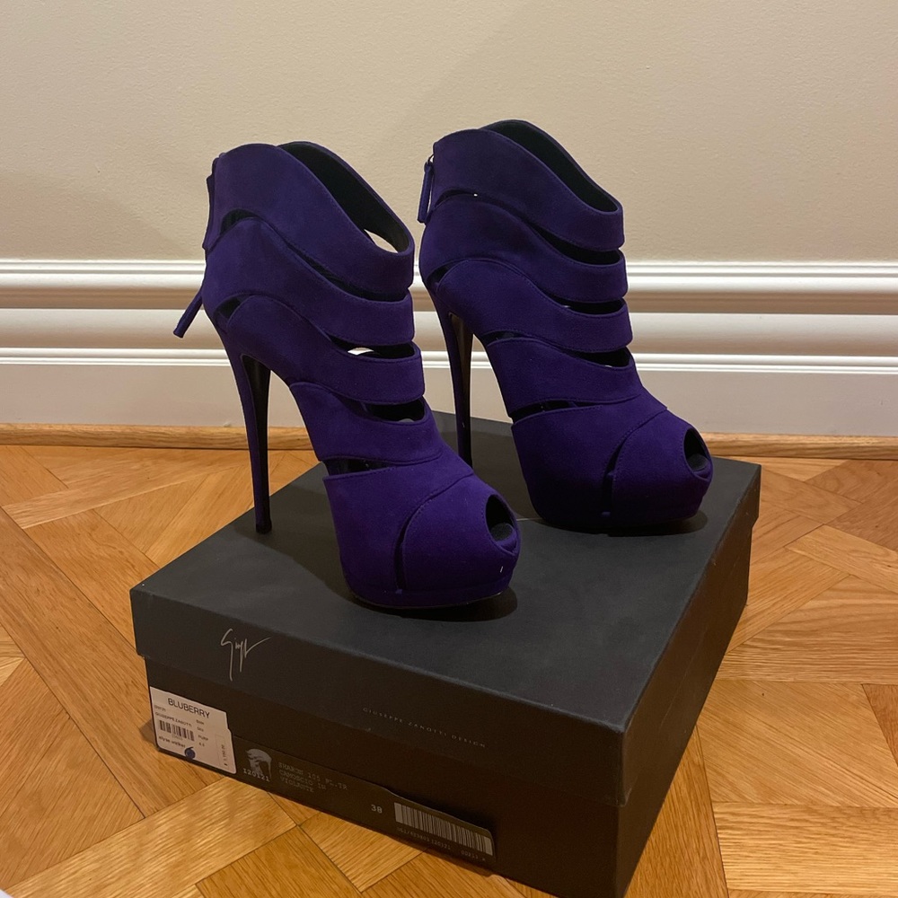 Brand new, never worn Giuseppe Zanotti platform heel in purple
